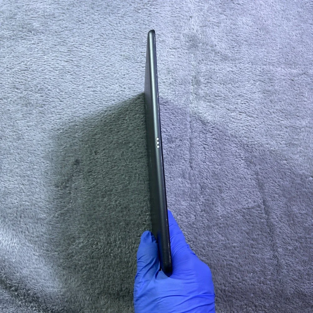 Apple iPad 7th Gen Black WiFi Cracked Screen For Parts Repair Only Not Working‎